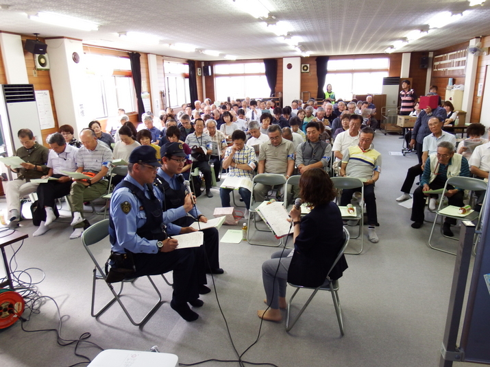 警察官も捜索依頼の実演を