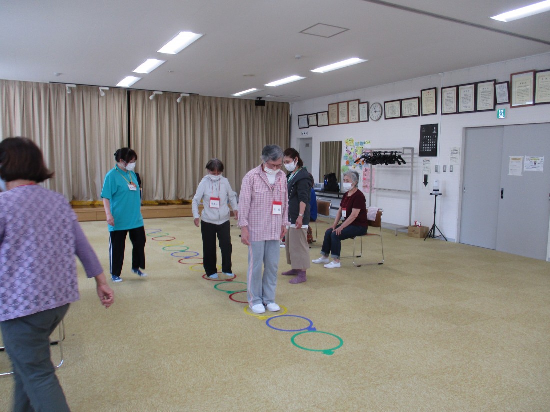 けんけんリングを使った体操の様子